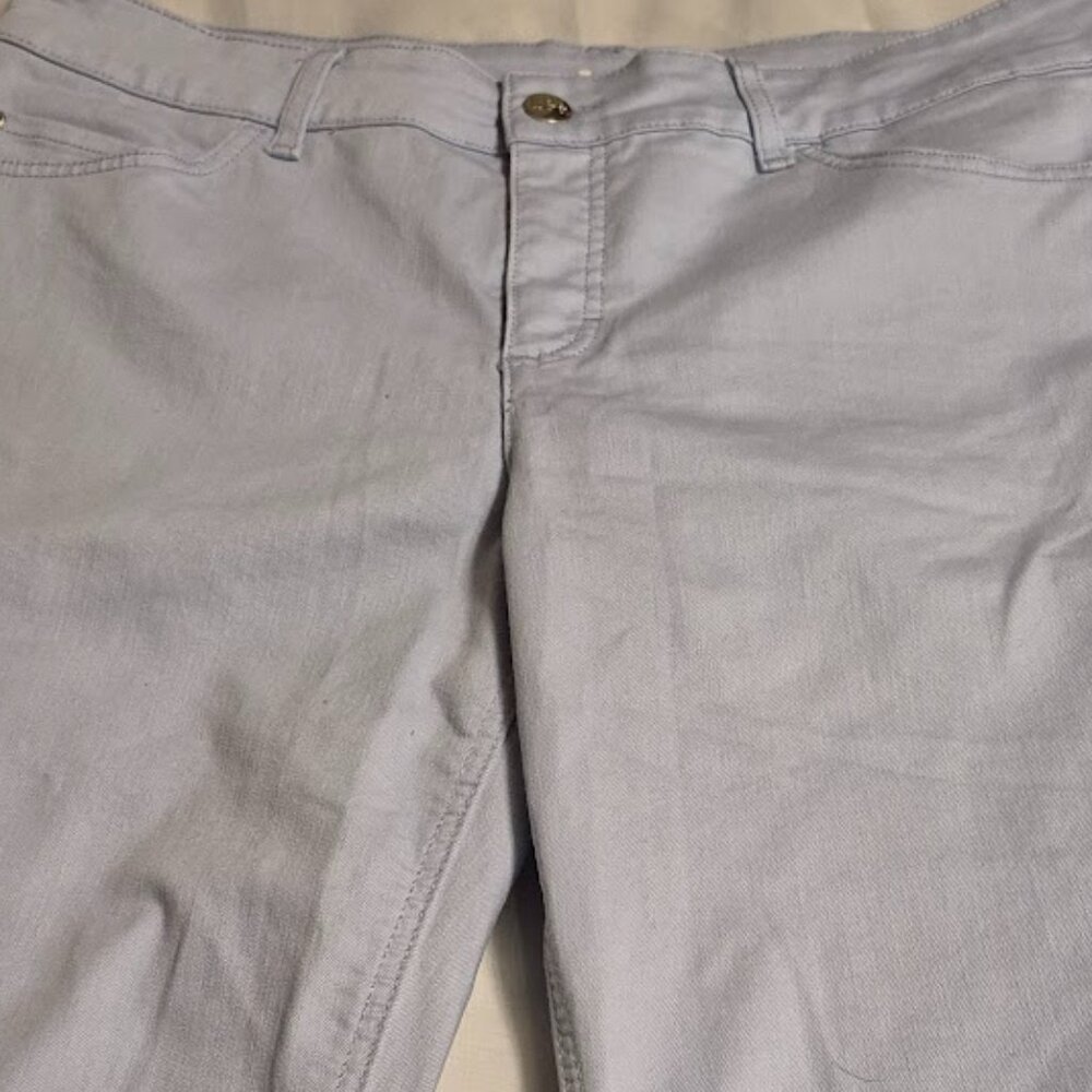 LEE WOMEN'S SIZE 18 REGULAR FIT LT BLUE DENIM MID RISE CAPRI PANTS